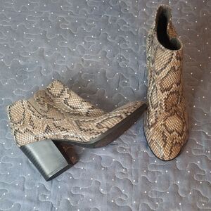 New Directions Dahlia Snakeskin Ankle Boots size 7.5